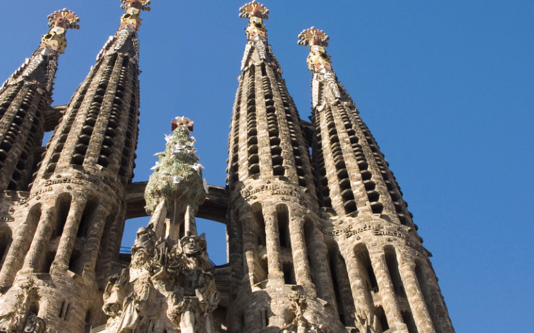 visit La Sagrada Familia on your football tour